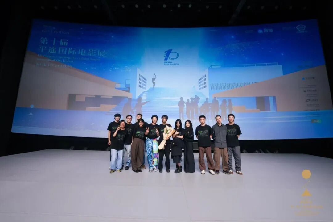 《发现之旅》主创在平遥合影